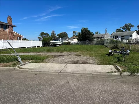 3521 Anchor Pl, Oceanside, NY 11572