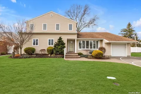 10 Harriet Dr, Syosset, NY 11791