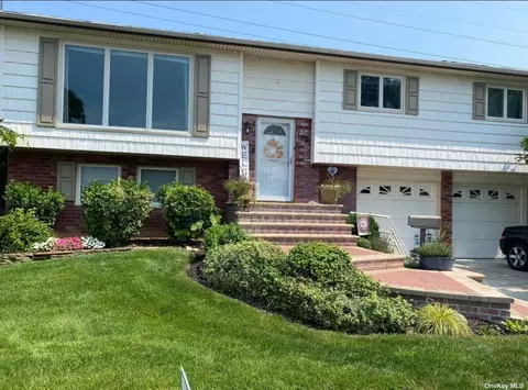 103 Greenway Dr, Farmingdale, NY 11735