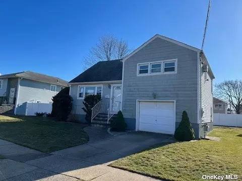 9 Martha St, Freeport, NY 11520