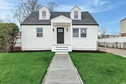 45 9th St, Hicksville, NY 11801