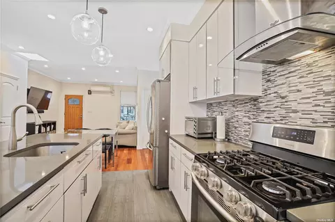 23-30 29th St, Astoria, NY 11105