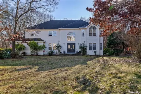 4 Chestnut St, Brookhaven, NY 11719