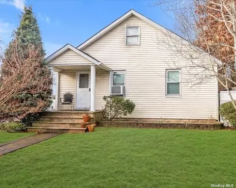 101 Margaretta Ave, Massapequa, NY 11758