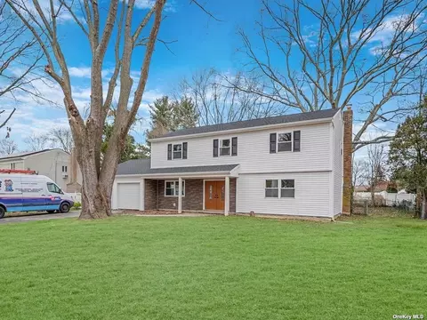 5 Gemini Ln, Nesconset, NY 11767