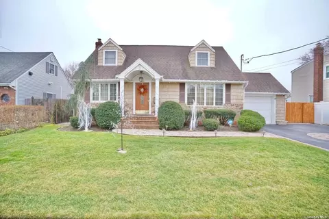 94 W Oak St, Farmingdale, NY 11735