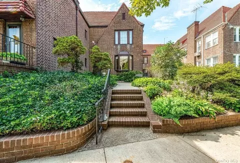 10005 69th Ave, Forest Hills, NY 11375