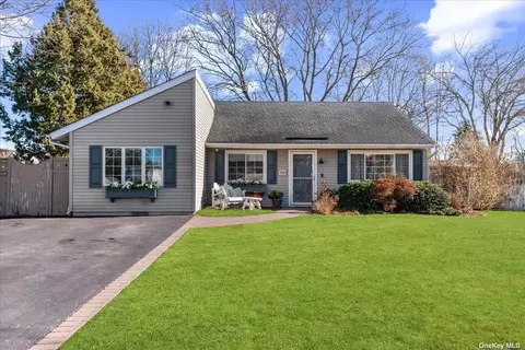 29 Mercury Ave, Patchogue, NY 11772