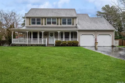 195 Natures Ln, Miller Place, NY 11764
