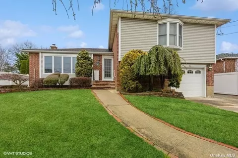 121 Violet St, Massapequa Park, NY 11762
