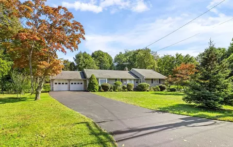 25 Maple Rd, Setauket, NY 11733