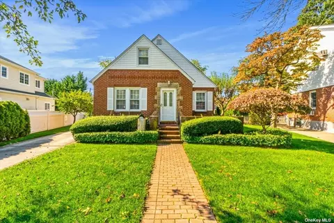 7 Gerard Ave, New Hyde Park, NY 11040