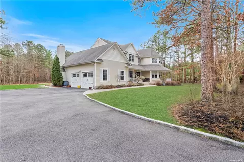 9 Tee View Ct, Manorville, NY 11949