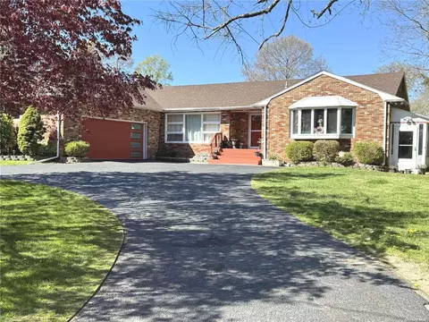 101 Oak Ave, Shirley, NY 11967