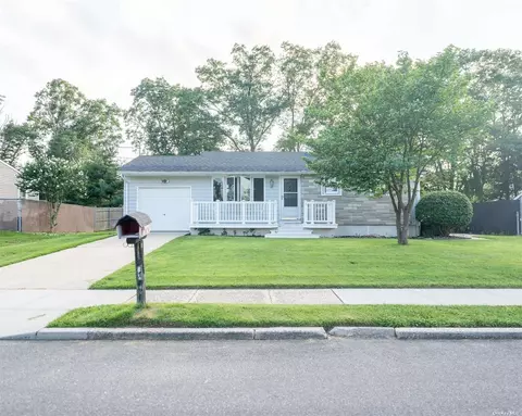 177 Stuyvesant Dr, Selden, NY 11784