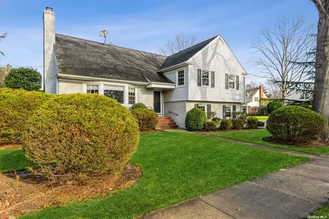135 Cambridge Ave, Garden City, NY 11530