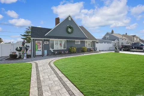 1 Forester Ln, Levittown, NY 11756