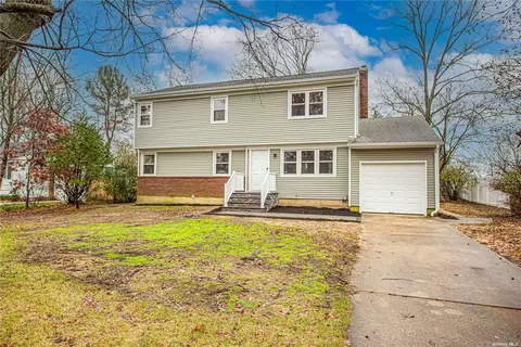 7 Mapleview Pl, Kings Park, NY 11754