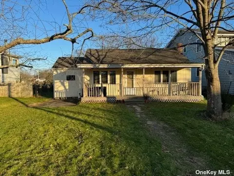 39 Abby Ln, Shirley, NY 11967