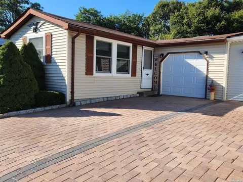 10 Greenwood Blvd #10, Manorville, NY 11949