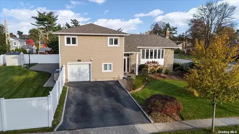 2 Putnam Ave, Jericho, NY 11753