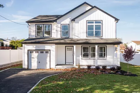 850 N Alleghany Ave, Lindenhurst, NY 11757