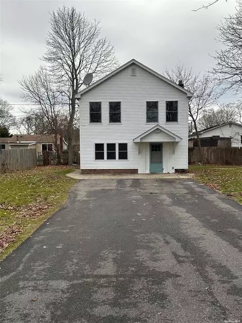 71 Manor Dr, Shirley, NY 11967