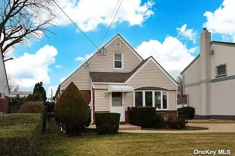 239 Beebe Rd, Mineola, NY 11501