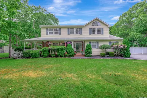 34 Carmen View Dr, Shirley, NY 11967