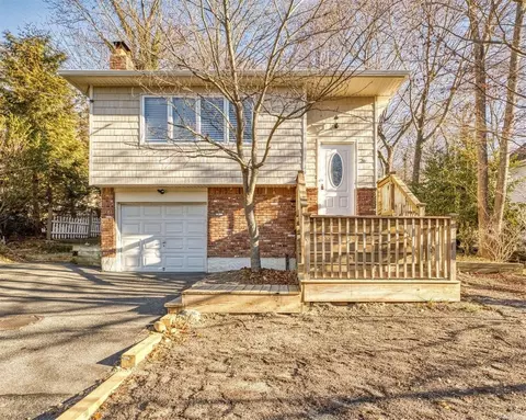 26 Overton Psge, Saint James, NY 11780