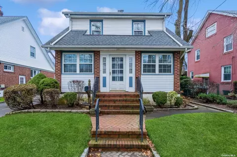 9 Aspen St, Floral Park, NY 11001