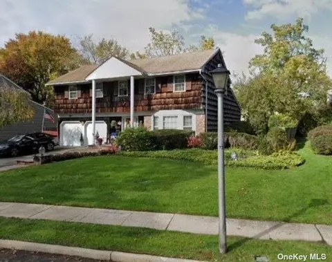 9 Lynwood Dr, Westbury, NY 11590