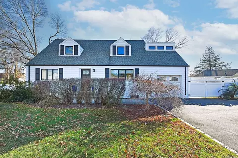 3 Nick Pl, Plainview, NY 11803