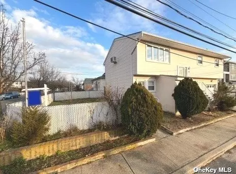40 Alemeda St, Inwood, NY 11096