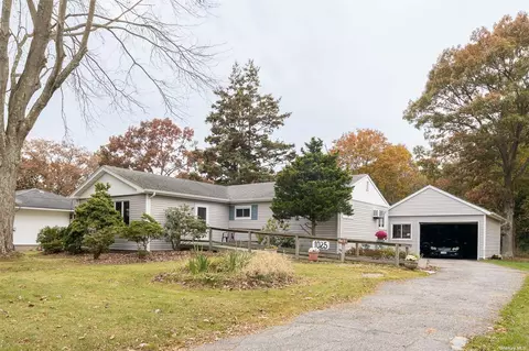 1025 Martinstein Ave, Bay Shore, NY 11706