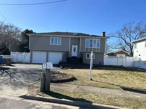 17 Roosevelt Blvd, Massapequa, NY 11758