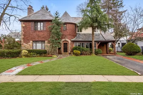 37 Hollywood Ct, Rockville Centre, NY 11570