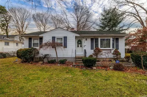 136 N 24th St, Wheatley Heights, NY 11798