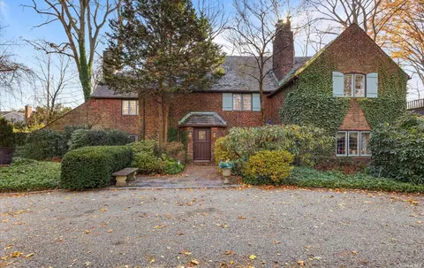 25 Downing Ave, Sea Cliff, NY 11579
