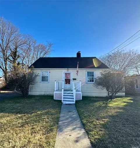 120 Cedar Ct, Copiague, NY 11726