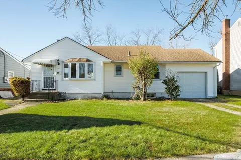 10 Mayflower Dr, Hicksville, NY 11801