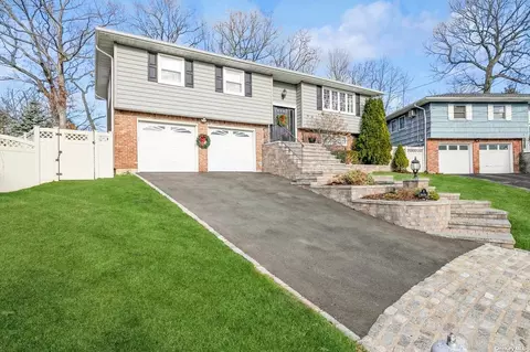 6 Sixpence Ct, Huntington, NY 11743