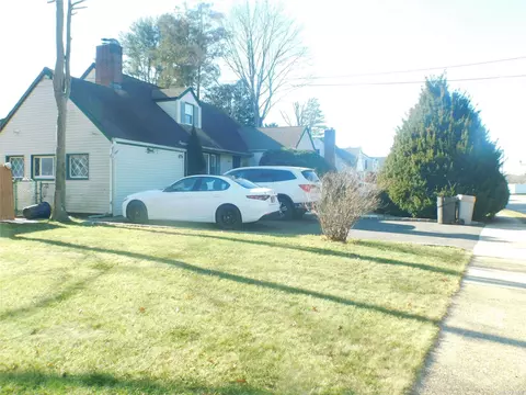524 Oxford St, Westbury, NY 11590