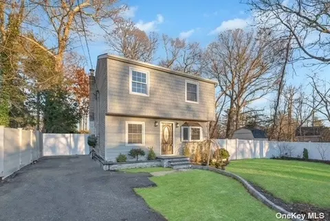 19 Crotty Ct, Lake Grove, NY 11755