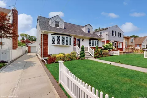 82 North Dr, Valley Stream, NY 11580