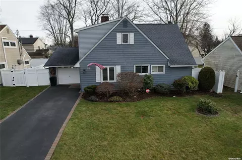 314 Blacksmith Rd, Levittown, NY 11756