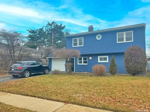75 Stirrup Ln, Levittown, NY 11756