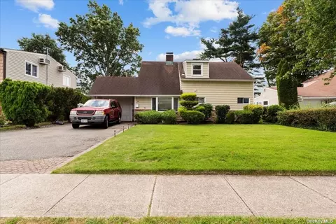 10 Coachman Ln, Levittown, NY 11756