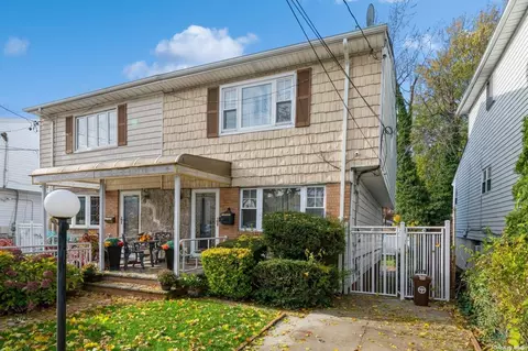 145-84 223rd St, Springfield Gardens, NY 11413