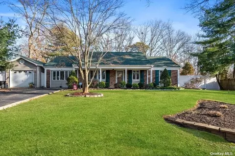 3 Hillsdale Ln, Coram, NY 11727